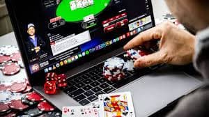 Live dealer spinning the roulette wheel at dewaslot99 link